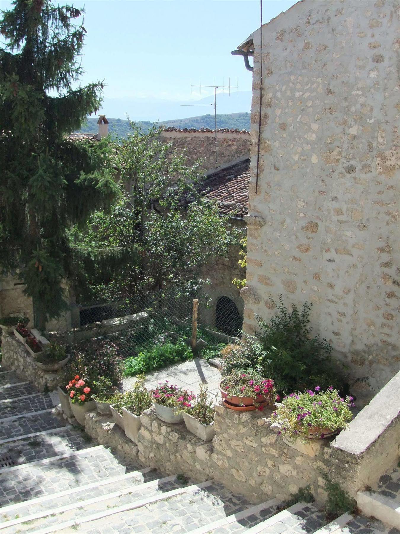 Residenza La Torre Aparthotel Santo Stefano Di Sessanio Exterior photo